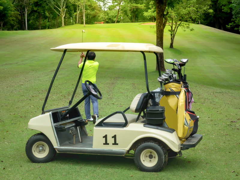 Electric Golf Carts VS Manual Golf Carts_1